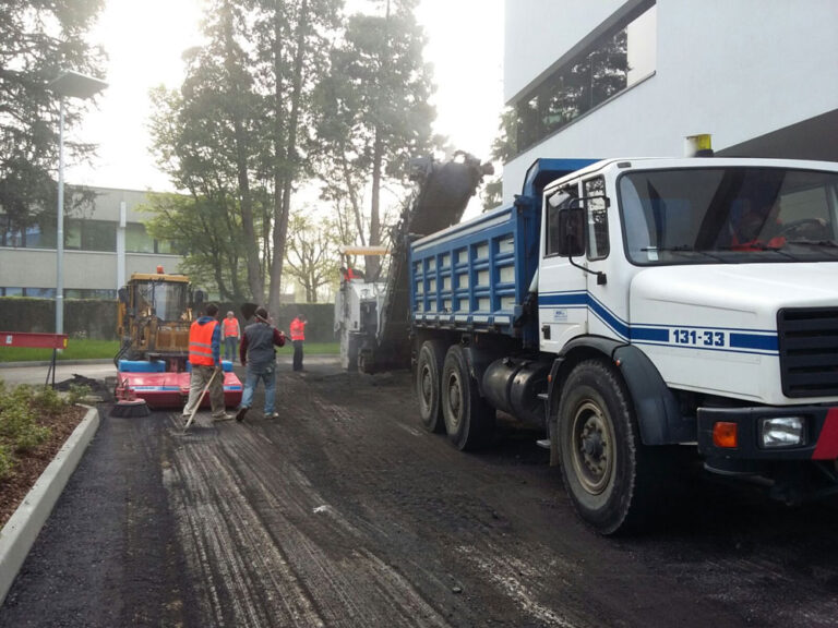 Uomini al lavoro per la costruzione di una strada a Milano