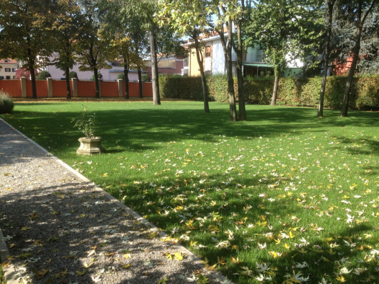 Cortile di un condominio a Milano ristrutturato da Arosio