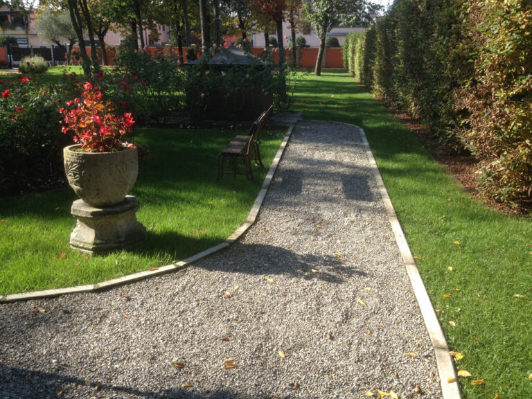 Pavimentazione esterna con sassolini per una casa a Milano